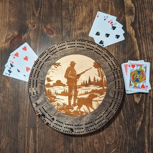 Planche de cribbage ronde personnalisée sur le thème du chasseur