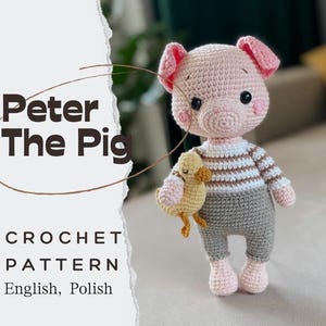 Puede incluir: Patrón de crochet para Peter el cerdo, un cerdo rosa de crochet que sostiene un pollito amarillo de crochet. El patrón está disponible en inglés y polaco.