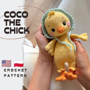 Op de afbeelding: Een gele gehaakte kuikenpop met een lichtblauw mutsje, roze wangen en oranje voeten. De tekst COCO THE CHICK en CROCHET PATTERN is zichtbaar naast Amerikaanse en Poolse vlagiconen op een achtergrond van gescheurd papier.