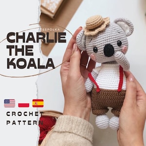 Może przedstawiać: Szydełkowa zabawka koala o imieniu Charlie w beżowym słomkowym kapeluszu, białej koszuli i brązowych spodniach z czerwonymi szelkami. Koala ma szare futro, czarny nos i różowe policzki. Tekst: S&SPÓŁKA CHARLIE THE KOALA CROCHET PATTERN.