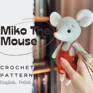 Könnte beinhalten: Ein gehäkeltes Spielzeugmaus namens "Miko The Mouse" mit orangefarbenen Latzhosen. Die Maus ist hellgrau mit großen Ohren und einer rosa Nase. Das Bild enthält auch den Text "CROCHET PATTERN English, Polish."