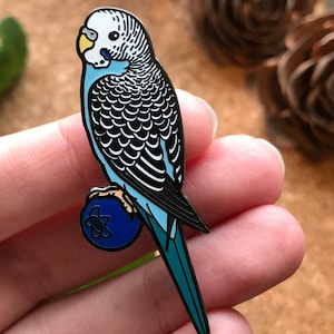 Mirtillo il pappagallino ondulato smalto duro Pin / Spilla / Uccello Pin / Budgerigar / Budgie Pin / BirdTricks