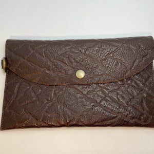 Cartera de mano de cuero
