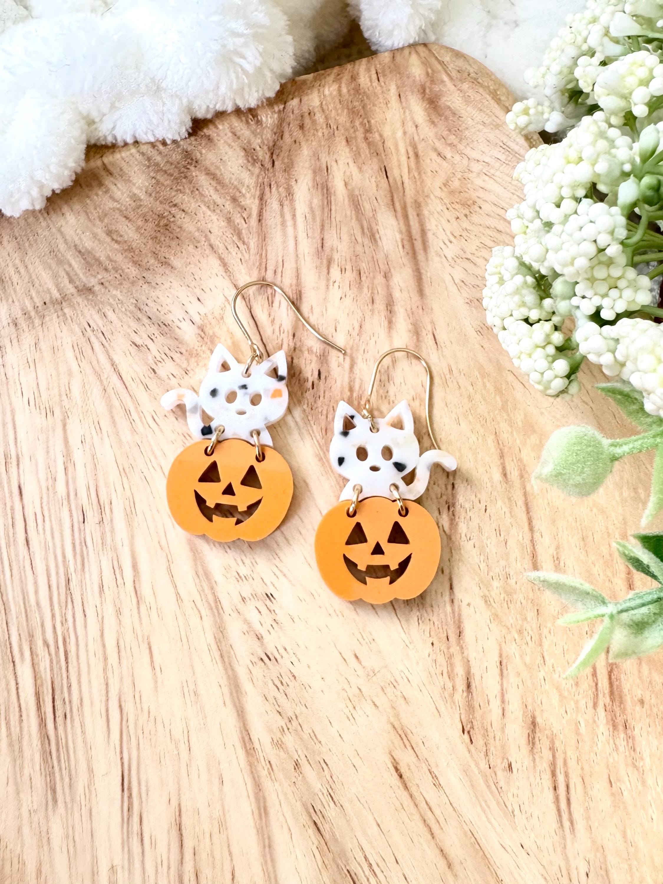 かぼちゃ猫のハロウィンイヤリング：オレンジと白の秋のダングル 