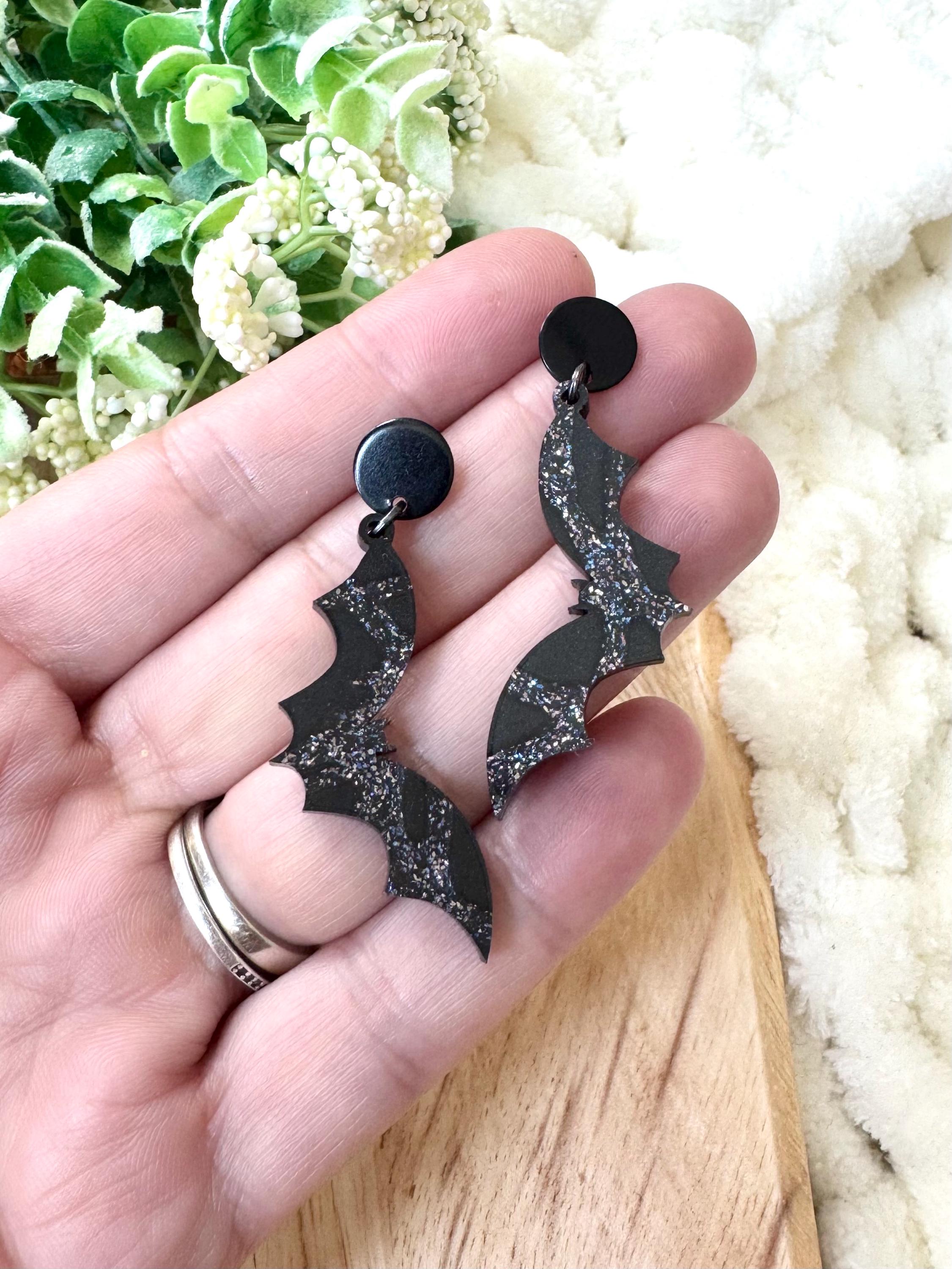 キラキラ輝く黒いコウモリのイヤリング：軽くてキラキラ輝くハロウィン