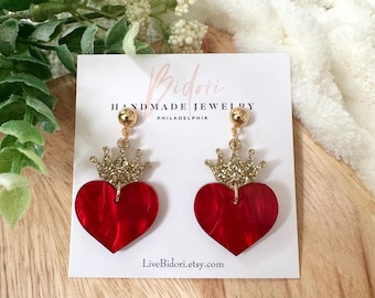 Pendientes Reina de Corazones: Pendientes colgantes con corona brillante