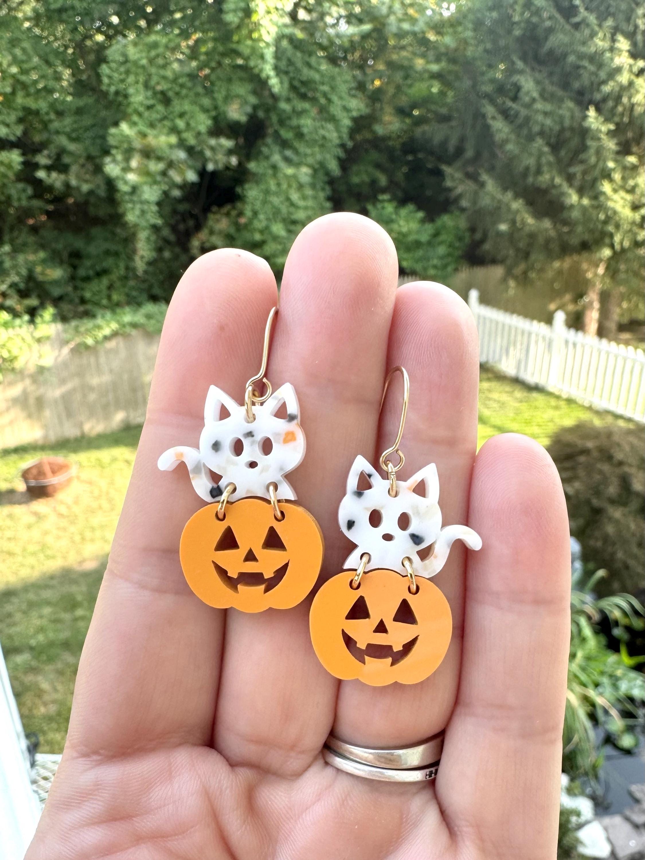 かぼちゃ猫のハロウィンイヤリング：オレンジと白の秋のダングル 