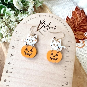 Brincos de Halloween em forma de gato-abóbora: pingentes de outono laranja e branco