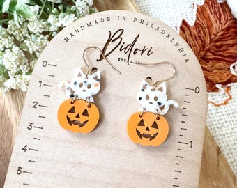 かぼちゃ猫のハロウィンイヤリング：オレンジと白の秋のダングル 