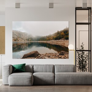 Nebliger See Poster, Neblige Landschaft, Berglandschaft Poster, Naturfotografie, Französische Landschaft, Herbst | Wanddekoration | Wandkunst