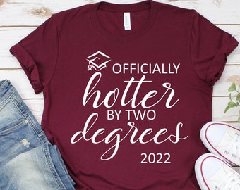 Regalo para ella por su maestría, Camiseta de maestría, Dos grados más atractiva, Regalo de MBA, Regalo de graduación 2024, Camiseta "Dos grados más atractiva", Graduada divertida