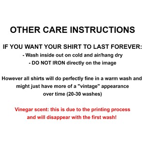 K&ouml;nnte beinhalten: Pflegehinweise f&uuml;r ein Shirt. Von links waschen, kalt und an der Luft trocknen. Nicht direkt auf das Bild b&uuml;geln. Der Essiggeruch verschwindet beim ersten Waschen.