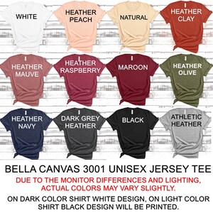 Op de afbeelding: Een Bella Canvas 3001 unisex jersey t-shirt in 12 verschillende kleuren: wit, heide perzik, naturel, heide klei, heide mauve, heide framboos, bordeaux, heide olijf, heide marine, donker grijs heide, zwart en atletisch heide. De tekst "Bella Canvas 3001 Unisex Jersey Tee" is onderaan de afbeelding gedrukt. De tekst "Vanwege de monitorverschillen en verlichting kunnen de werkelijke kleuren enigszins afwijken." is onder de productnaam gedrukt. De tekst "Op een donker shirt wit ontwerp, op een licht shirt zwart ontwerp." is onder de vorige tekst gedrukt.
