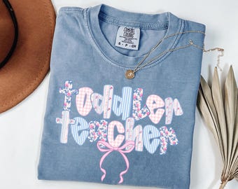 Camiseta Comfort Colors® para maestra de niños pequeños, Camiseta estilo preppy para maestra de niños pequeños, Camiseta para maestra de regreso a clases, Camiseta para maestra de bebés, Camiseta para guardería, Camiseta para preescolar y guardería