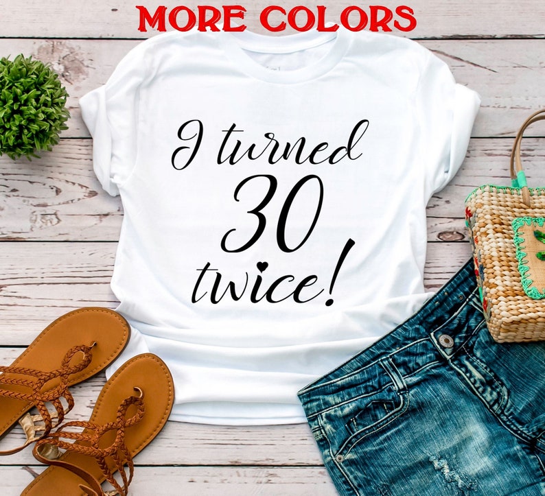 K&ouml;nnte beinhalten: Wei&szlig;es T-Shirt mit dem Aufdruck "I turned 30 twice!" in Schwarz.