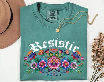 Camiseta Resistir de Comfort Colors®, camiseta Resist, camiseta de protesta española, camiseta Mexicana Resist, camiseta Pro Inmigrantes, camiseta Antirracismo, camiseta Anti Trump, camiseta Fuck Trump