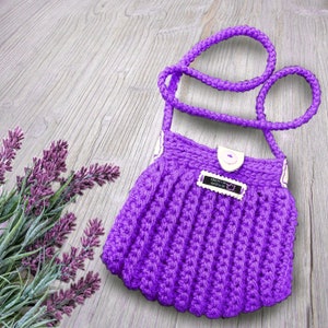 Kleine süße  dunkel lila Umhängetasche, gehäkelte Frauen Clutch mit 3d Effekt-Muster in Boho Stil. Einzigartige Geschenk von MariRich
