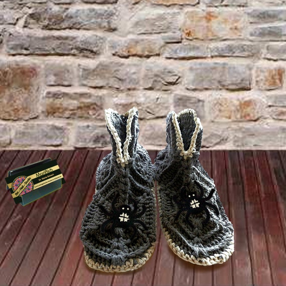 Herren Hausschuhe mit Spinnen, Gehäkelte Bettsocken in grau Unikate Geschenk von MariRich Herren Hausschuhe mit Spinnen, Gehäkelte Bettsocken in grau Unikate Geschenk von MariRich