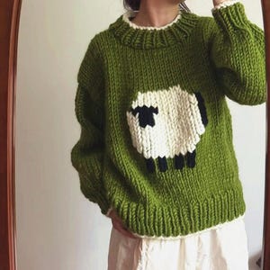 Ręcznie robiony na drutach wełniany sweter: żakardowy sweter z zielonej owczej wełny