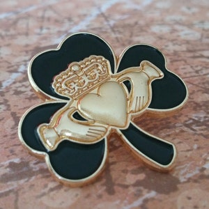 SAINT PATRICK'S DAY 2025 Claddagh Green Shamrock Clover Irish Good Luck 25mm Gold Plated Enamel Lapel Pin Brooch Badge image 1