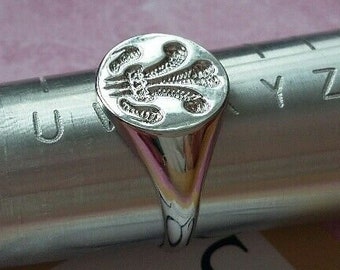 Unisex 925 Sterling Silver 3mm Prince of Wales Three Feathers Welsh Signet Ring - Sizes UK L to X available - with Deluxe Branded Gift Box