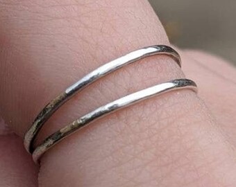 Popular Fun 925 Silver 1mm Twisted Band Fashion Forward Modern Ring (7mm Maximum Width) - Sizes UK I - T - Presented in our Branded Gift Box