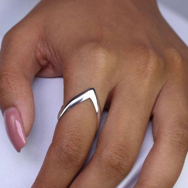 Popular 925 Sterling Silver 4mm Traditional Wishbone Ring - UK sizes H to Z currently available - Presented in our Branded Deluxe Ring Box