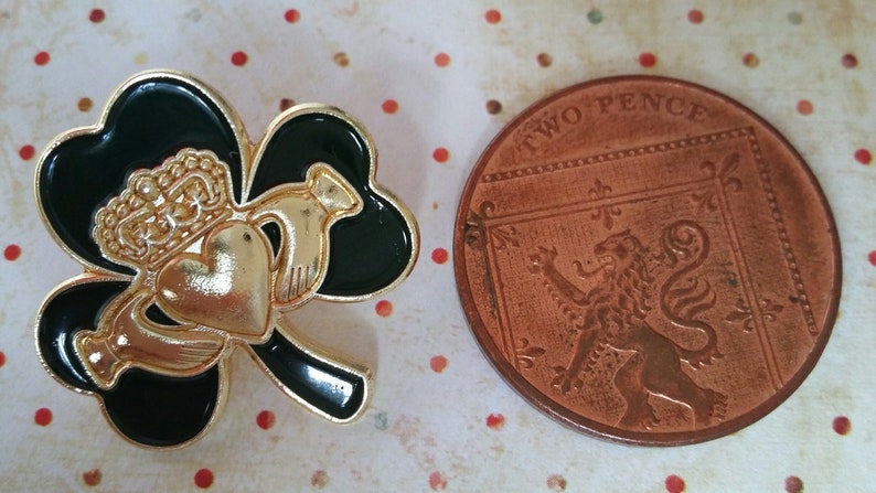 SAINT PATRICK'S DAY 2025 Claddagh Green Shamrock Clover Irish Good Luck 25mm Gold Plated Enamel Lapel Pin Brooch Badge image 4