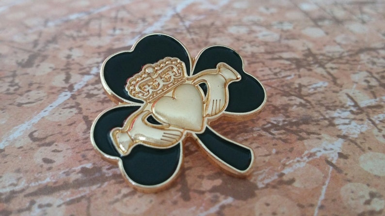 SAINT PATRICK'S DAY 2025 Claddagh Green Shamrock Clover Irish Good Luck 25mm Gold Plated Enamel Lapel Pin Brooch Badge image 1
