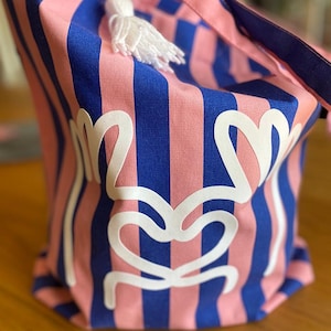 Cooler Statement-Shopper aus Baumwolle mit Grafikplott und handgefertigter Quaste – stylisch / geräumig / praktisch