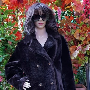 Vintage jas: mooie vintage jaren 60, donkerste bruin-zwarte korte jas / jas van imitatiebont van Engelse dame