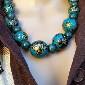 Collier vintage: Belle fleur vintage Collier de perles en bois peintes à la main