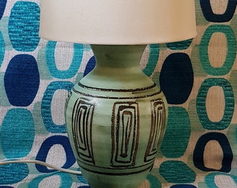 Vintage lamp: groovy vintage jaren 60 groen en bruin geometrisch ontwerp studio aardewerk tafellamp