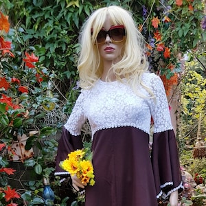 Schönes Vintage 1970er Jahre Braun und Creme Spitze Maxi Kleid mit ausgestellten geriffelten Statement Ärmeln