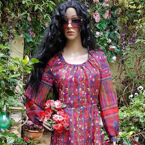 UK 10/12 (US 6/8) Gorgeous Vintage 1970s Red Pink Purple OrangeTeal Blue Paisley Floral Striped & Abstract Print Maxi Dress