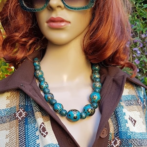 Collier vintage: Belle fleur vintage Collier de perles en bois peintes à la main