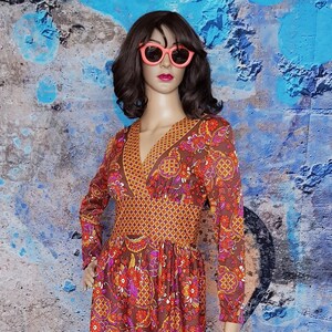 UK 6/8 (US 2/4) Fun Vintage 1970s Psychedelic Brown Mustard Yellow Red Abstract Floral & Check Print Maxi Dress