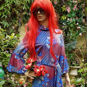 UK 6/8 (US 2/4) Wunderschöne Vintage 1970er Jahre Blau, Rot und Weiß Floral und Geometrischer Druck Gürtel Maxi Kleid mit geriffelten ausgestellten Ärmeln
