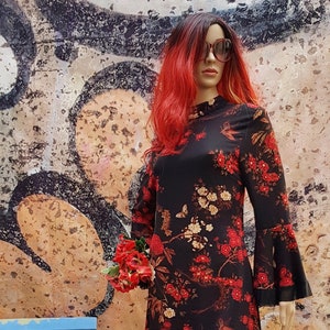 Precioso minivestido vintage de estilo años 70 con estampado floral y mariposas en negro y rojo y mangas acampanadas, talla 10 del Reino Unido (talla 6 de EE. UU.)