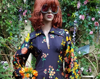 UK 8/10 (US 4/6) Stunning Vintage 1960s / 1970s Black and Orange Funky Floral Print Flower Power Maxi Dress
