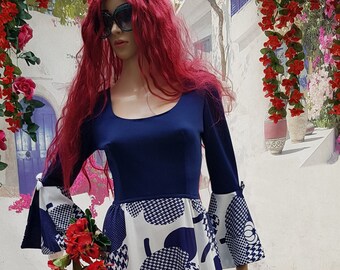 UK 8/10 (US 4/6) Fantastic Vintage 1960s / 1970s  Navy Blue and White Floral Flower Power Crimplene Maxi Dress with Flared Sleeves