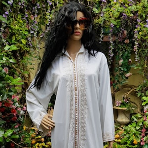 caftan vintage : Fab vintage des années 1980/1990 caftan du Moyen-Orient brodé blanc et or avec Cape à capuche assortie