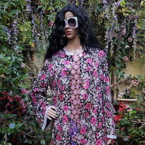 Funky Vintage 1960s / 1970s Dressing Gown / House Coat / Coat Pink Black and White Floral Flower Power Print with Flared Sleeves