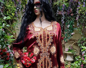 Vintage Kaftan: Auffallendes Vintage 1970er Jahre Burgund Rot Glitzerndes Kaftan Maxi Kleid mit ausgestellten Ärmeln