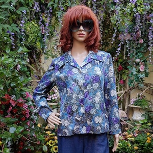 UK 10/12 (US 6/8) Mad Vintage 1970s Blue White Grey and Purple Floral Blouse by Fulton, London