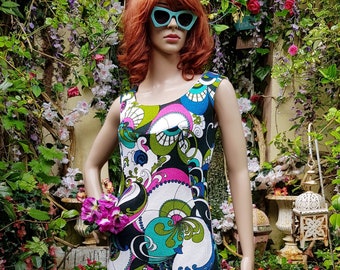 UK 8/10 (US 4/6) Fab Vintage 1960s / 1970 Psychedelic Aqua Blue, Pink, Green Abstract Pattern Mini Dress / Beach Dress