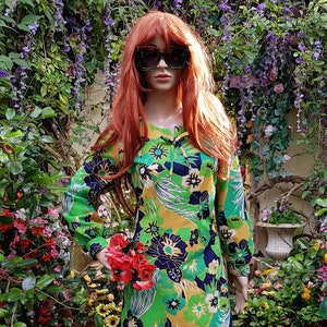 UK 12 (US 8) Gorgeous Vintage 1970’s Psychedelic Green and Mustard Yellow Flower Power Floral Patterned Maxi Dress