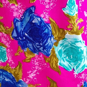 1970er Jahre Handgemachtes Maxi Kleid in Rosa und Blau mit Kannelierten Rüschen Ärmeln