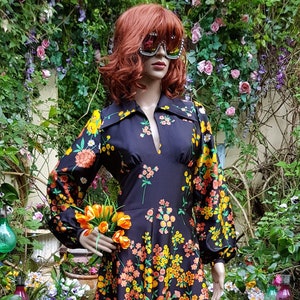 UK 8/10 (US 4/6) Stunning Vintage 1960s / 1970s Black and Orange Funky Floral Print Flower Power Maxi Dress