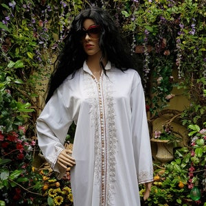 caftan vintage : Fab vintage des années 1980/1990 caftan du Moyen-Orient brodé blanc et or avec Cape à capuche assortie